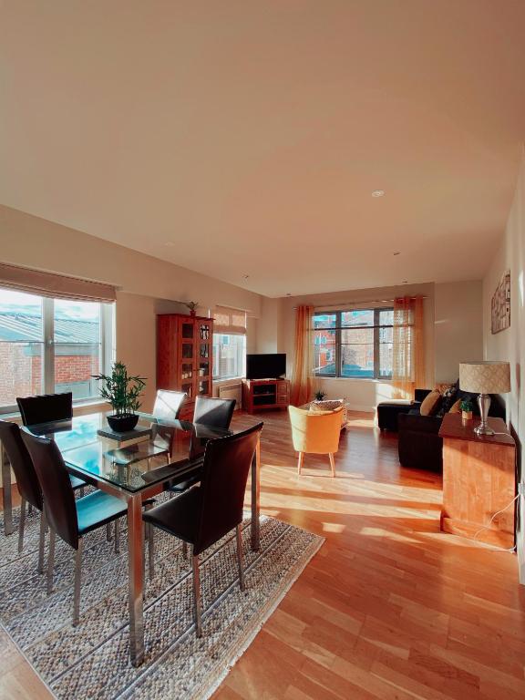 Apartment 11 Popeshead Court image one