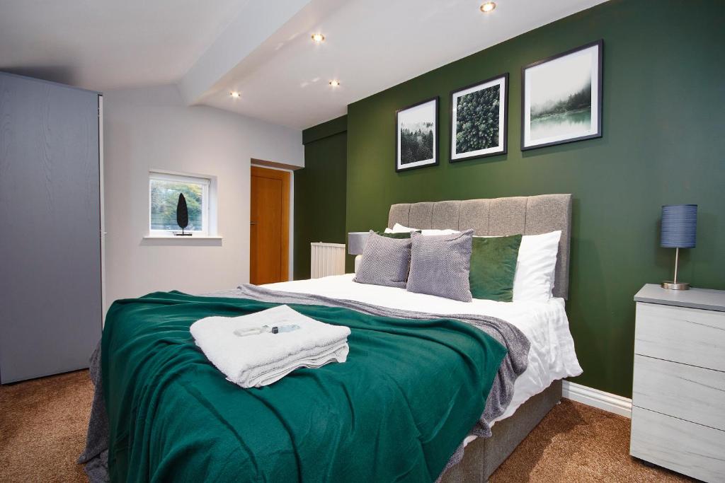 Large Apartment On Royal Parade - Sleeps 10 Accommodation image 1 Large Apartment On Royal Parade - Sleeps 10 image one