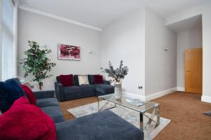 Large Apartment On Royal Parade - Sleeps 10 Accommodation image 2 Large Apartment On Royal Parade - Sleeps 10 image two