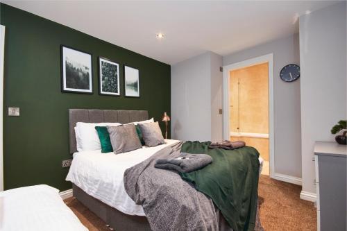 Large Apartment On Royal Parade - Sleeps 10 Accommodation image 3 Large Apartment On Royal Parade - Sleeps 10 image three
