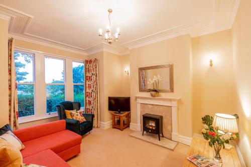 Harlow View Apartment, Harrogate - 2 bedroom duplex apartment. Sleeps 6. Dog Friendly. Accommodation image 3 Harlow View Apartment, Harrogate - 2 bedroom duplex apartment. Sleeps 6. Dog Friendly. image three