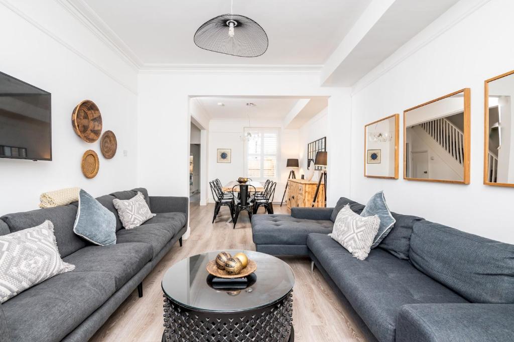 Pass the Keys - Elegant and Modern 5 Bed House with Free Parking Accommodation image 1 Pass the Keys - Elegant and Modern 5 Bed House with Free Parking image one