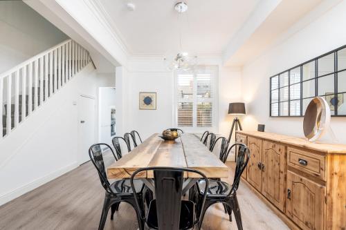 Pass the Keys - Elegant and Modern 5 Bed House with Free Parking Accommodation image 3 Pass the Keys - Elegant and Modern 5 Bed House with Free Parking image three