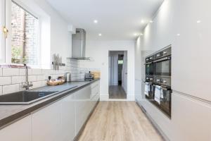 Pass the Keys - Elegant and Modern 5 Bed House with Free Parking Accommodation image 2 Pass the Keys - Elegant and Modern 5 Bed House with Free Parking image two