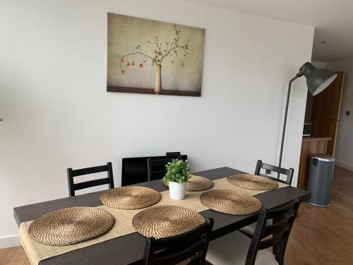 Lapwing - Sleeps up to 6, Fabulous panoramic city views, 12th Floor 2 bed city centre apartment, Perfect for work or leisure! Accommodation image 3 Lapwing - Sleeps up to 6, Fabulous panoramic city views, 12th Floor 2 bed city centre apartment, Perfect for work or leisure! image three