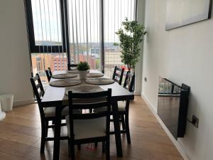 Lapwing - Sleeps up to 6, Fabulous panoramic city views, 12th Floor 2 bed city centre apartment, Perfect for work or leisure! Accommodation image 2 Lapwing - Sleeps up to 6, Fabulous panoramic city views, 12th Floor 2 bed city centre apartment, Perfect for work or leisure! image two