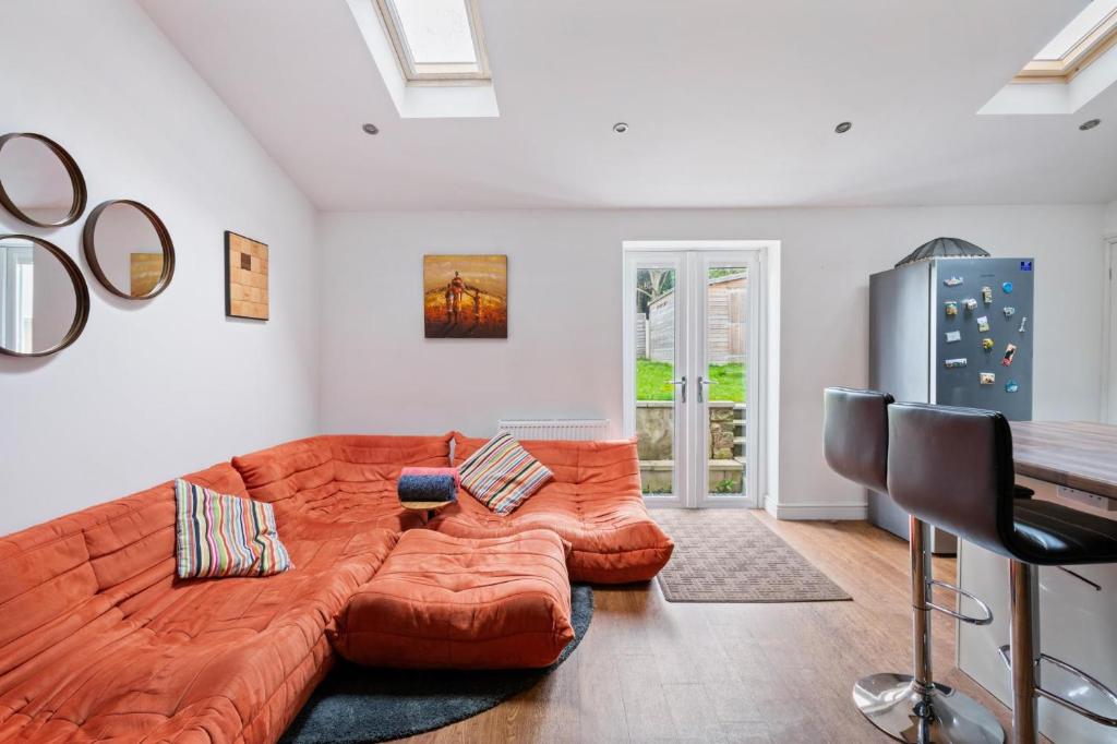 NEW Bright & Stylish 4BD Home City Centre of Leeds Accommodation image 1 NEW Bright & Stylish 4BD Home City Centre of Leeds image one