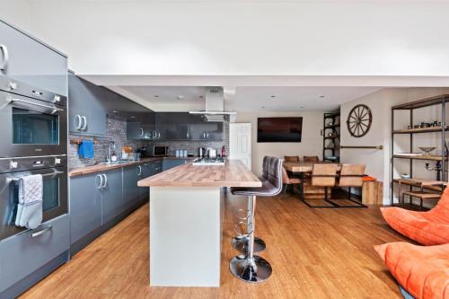 NEW Bright & Stylish 4BD Home City Centre of Leeds Accommodation image 3 NEW Bright & Stylish 4BD Home City Centre of Leeds image three