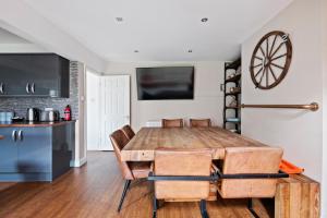NEW Bright & Stylish 4BD Home City Centre of Leeds Accommodation image 2 NEW Bright & Stylish 4BD Home City Centre of Leeds image two