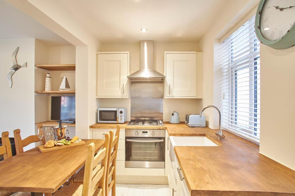Host & Stay - Apothecary Cottage image one