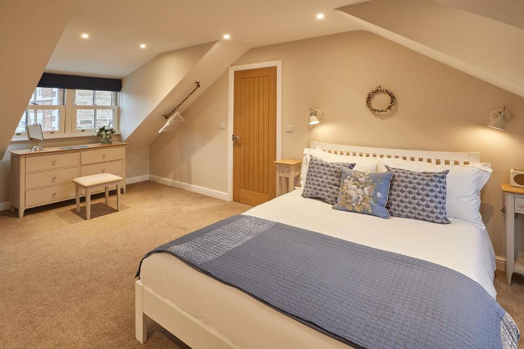 Host & Stay - Columbo Cottage Accommodation image 1 Host & Stay - Columbo Cottage image one