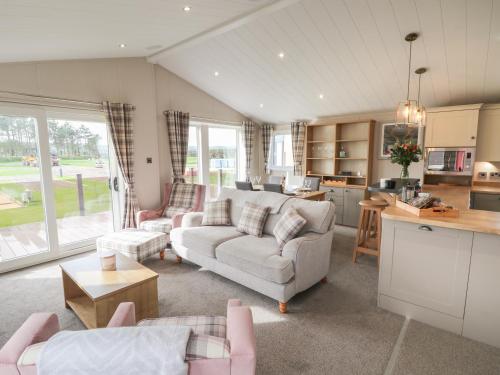 Sea Holly Lodge image three