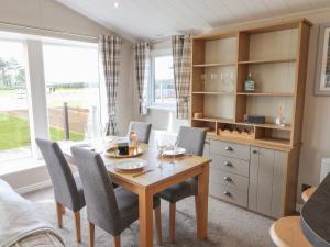 Sea Holly Lodge image two