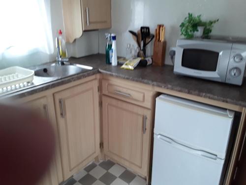 3 bed caravan approx 10 mins from beach bill 1 image three