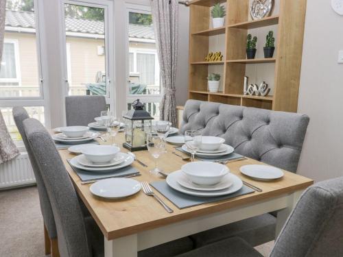 Charming lodge located on Cayton Bay Holiday Park Accommodation image 3 Charming lodge located on Cayton Bay Holiday Park image three
