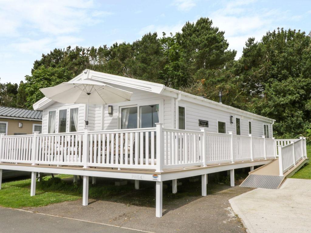 Charming lodge located on Cayton Bay Holiday Park Accommodation image 1 Charming lodge located on Cayton Bay Holiday Park image one