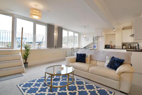 Scarborough-Penthouse, with private balcony, lift and parking Accommodation image 3 Scarborough-Penthouse, with private balcony, lift and parking image three