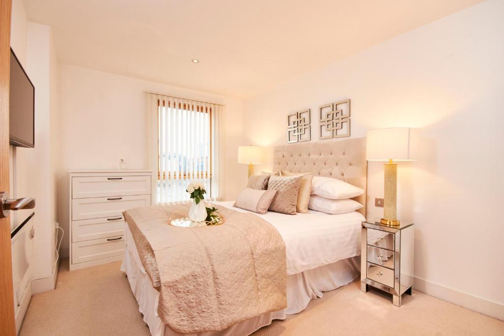 Deluxe City Centre Apt Balcony View& Free Parking! image one