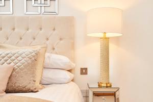 Deluxe City Centre Apt Balcony View& Free Parking! image two