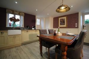 Drake Cottage image two