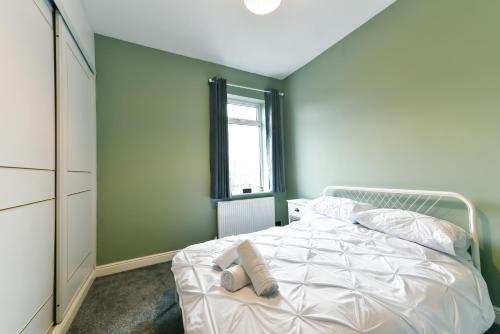 4 Bedroom, 2 bathroom house - Free Parking Accommodation image 3 4 Bedroom, 2 bathroom house - Free Parking image three