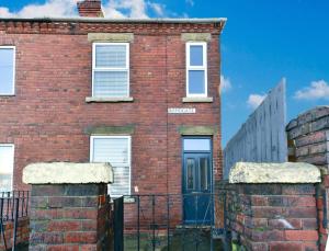 4 Bedroom, 2 bathroom house - Free Parking Accommodation image 2 4 Bedroom, 2 bathroom house - Free Parking image two