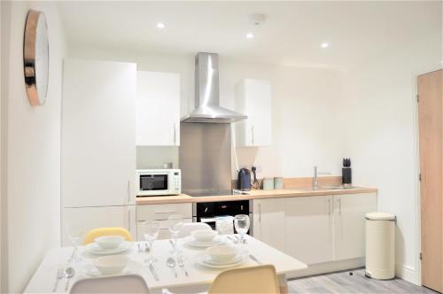 Book our Royal Suite today! Elegant spacious 2 bed apartment in the city centre - perfect for work or leisure! Accommodation image 3 Book our Royal Suite today! Elegant spacious 2 bed apartment in the city centre - perfect for work or leisure! image three