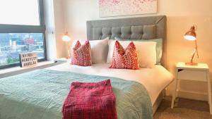 Heart of Sheffield City with Balcony Views and Modern Decor image two