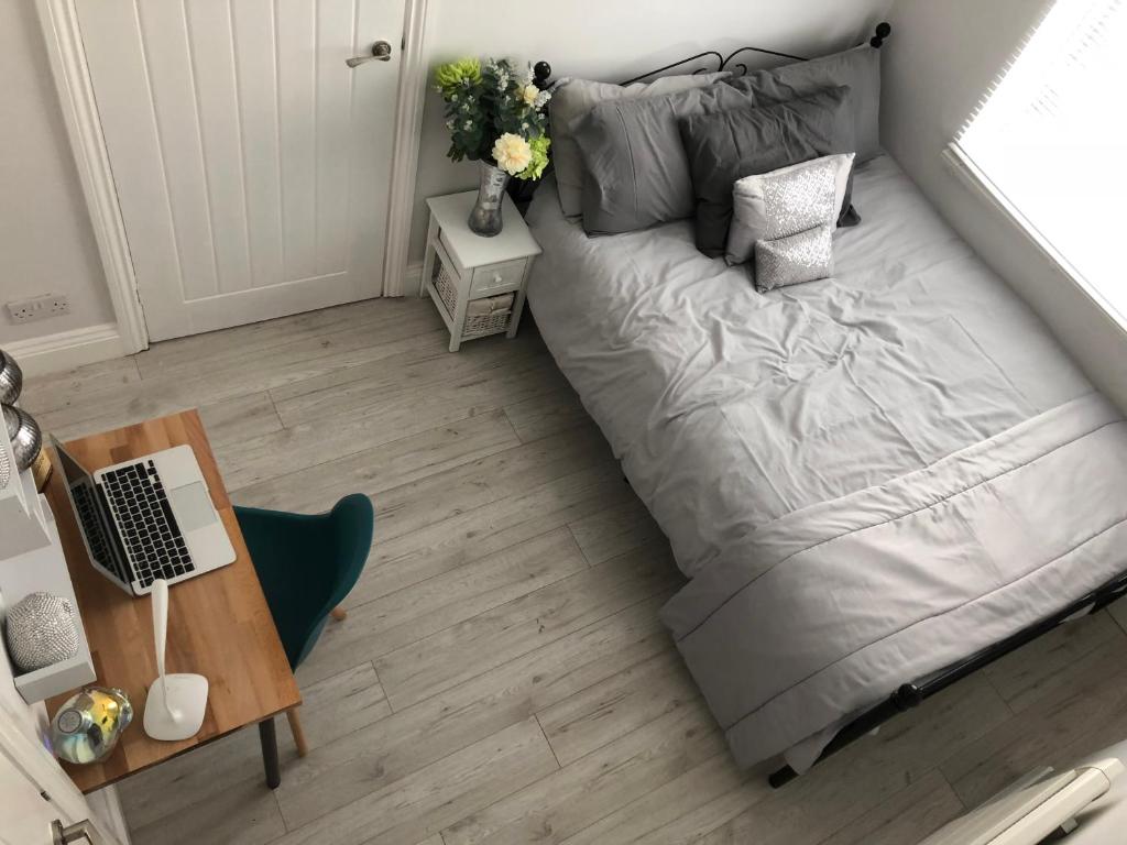 Falmouth Furnished House Sleeps 6 - Workstays UK Accommodation image 1 Falmouth Furnished House Sleeps 6 - Workstays UK image one