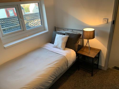 Cosy Cottage in Redcar - Workstays UK image three