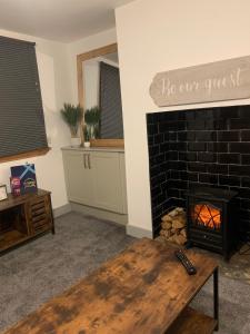 Cosy Cottage in Redcar - Workstays UK image one