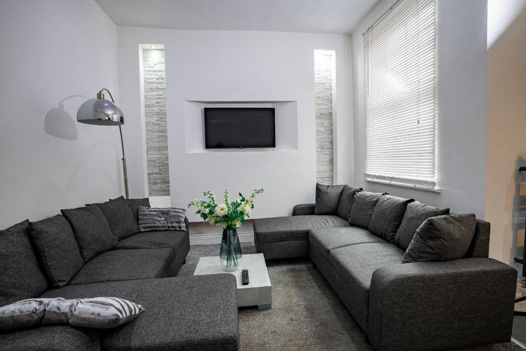 Roscoe House 4 Double Rooms Workstays UK Accommodation image 1 Roscoe House 4 Double Rooms Workstays UK image one
