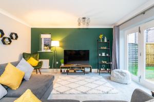 Spacious, modern & tasteful townhouse for up to 8! Accommodation image 2 Spacious, modern & tasteful townhouse for up to 8! image two
