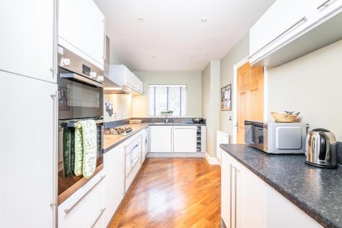 Spacious, modern & tasteful townhouse for up to 8! Accommodation image 3 Spacious, modern & tasteful townhouse for up to 8! image three