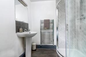 Whitby Central, 2mins Walk from Beach, Pet Friendly image two