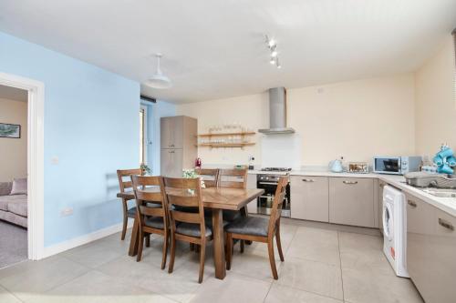 Stunning City Centre house - Parking - Garden Accommodation image 3 Stunning City Centre house - Parking - Garden image three