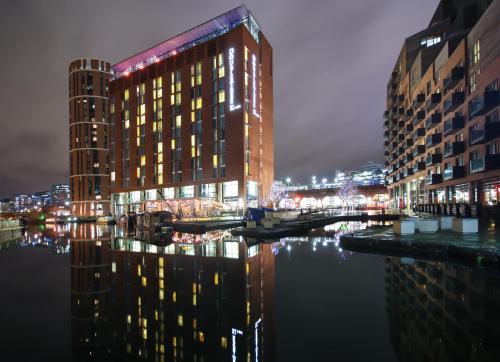 DoubleTree by Hilton Leeds Accommodation image 3 Image name 288822226 the 1 image from the post DoubleTree by Hilton Leeds in Yorkshire.com.
