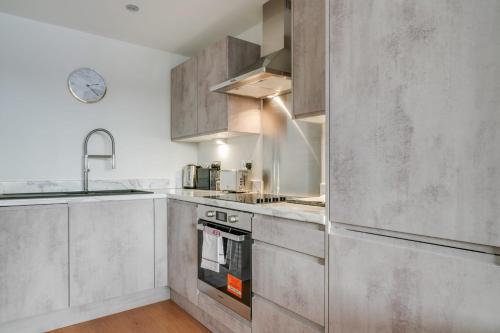 Lovely Riverside 2 Bed Apartment Accommodation image 3 Lovely Riverside 2 Bed Apartment image three