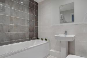 Lovely Riverside 2 Bed Apartment Accommodation image 2 Lovely Riverside 2 Bed Apartment image two