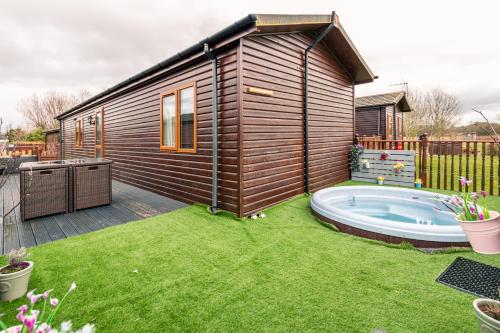 La-Serenite Lodge With Hot Tub Accommodation image 3 La-Serenite Lodge With Hot Tub image three