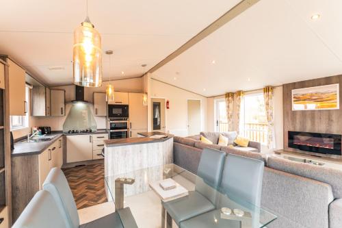Springwell Lodge With Hot Tub Accommodation image 3 Springwell Lodge With Hot Tub image three