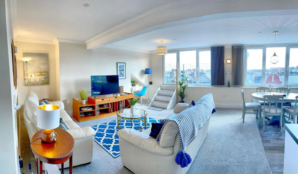 Scarborough-Penthouse, with private balcony, lift and parking Accommodation image 1 Scarborough-Penthouse, with private balcony, lift and parking image one