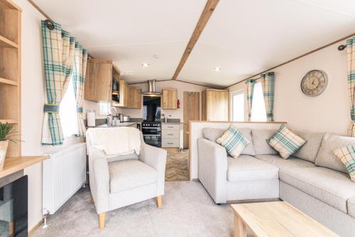 Squirrel Lodge with Hot Tub Accommodation image 3 Squirrel Lodge with Hot Tub image three