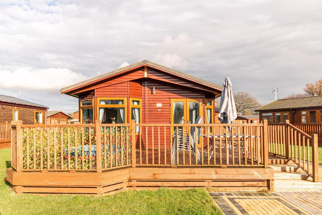 Flamingo Lodge With Hot Tub image one
