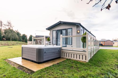 Hidden Jewel Lodge with Hot Tub Accommodation image 3 Hidden Jewel Lodge with Hot Tub image three