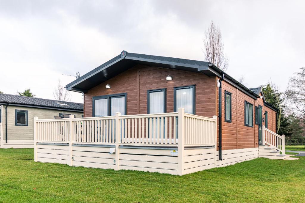 Picture of Woodpecker Lodge with Hot Tub