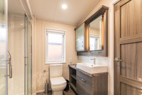 Woodland Jewel Lodge with Hot Tub Accommodation image 3 Woodland Jewel Lodge with Hot Tub image three