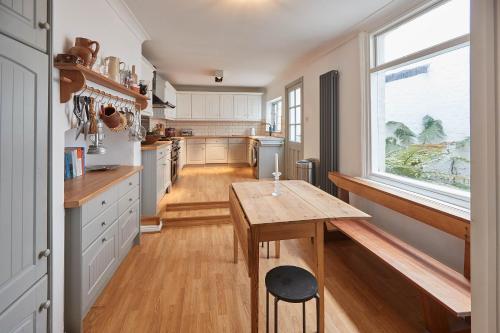 Host & Stay - Emerald Residence Accommodation image 3 Host & Stay - Emerald Residence image three