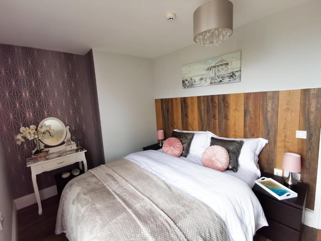 Sunrise View 2 Bed Apartment Sleeps 4 Spa Bath image one