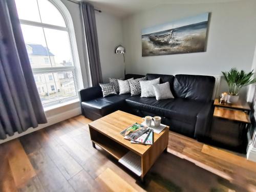 Sunrise View 2 Bed Apartment Sleeps 4 Spa Bath image three
